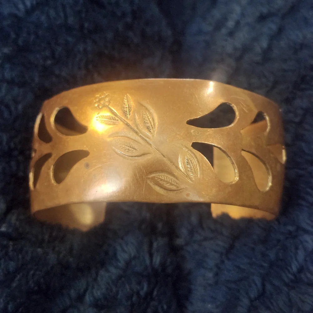 Stamped Vintage copper cutout leaf cuff bracelet. - Picture 1 of 6